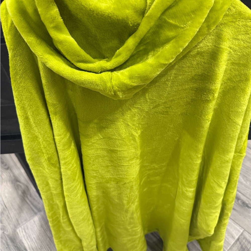 Yellow Grinch Hooded Blanket - Picture 4 of 6